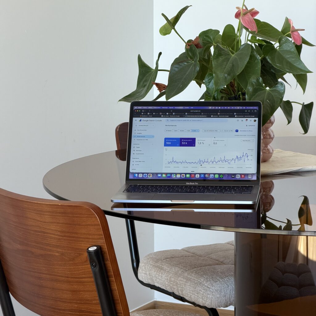 Tableau de bord Google Search Console montrant les résultats d'un audit SEO : 53k impressions et 966 clics pour un site client