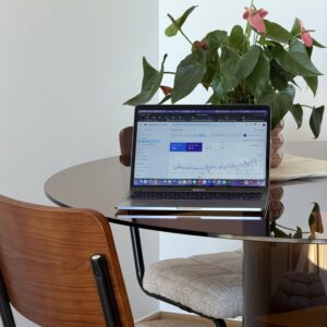 Tableau de bord Google Search Console montrant les résultats d'un audit SEO : 53k impressions et 966 clics pour un site client